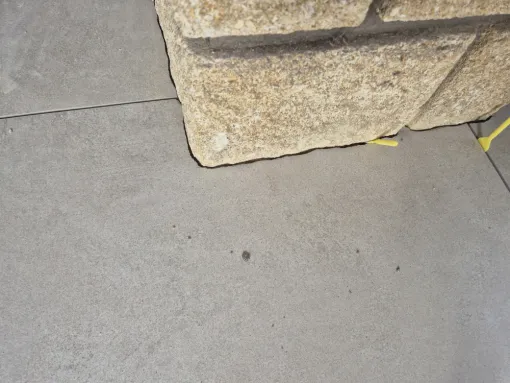 Découpe contre parment de cheminée